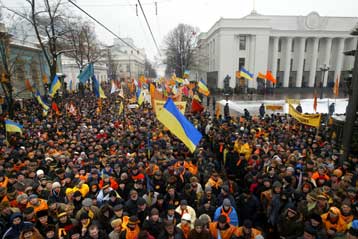 Με απόσχιση από το Κίεβο απειλούν οι ανατολικές επαρχίες της Ουκρανίας