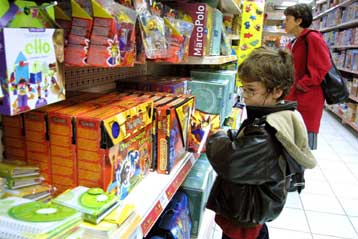 Συμβουλές του ΙΝΚΑ προς γονείς εν όψει των χριστουγεννιάτικων αγορών