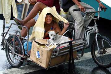 Στους 350 οι νεκροί από την τροπική καταιγίδα που έπληξε τις Φιλιππίνες