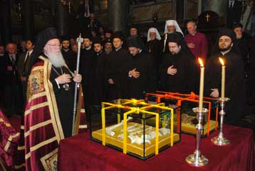 Συγκινητική υποδοχή στο Φανάρι για τα λείψανα των Αγίων Ιωάννου και Γρηγορίου