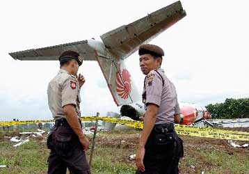 Συντριβή αεροπλάνου στην Ινδονησία με απολογισμό 31 νεκρούς και 75 τραυματίες