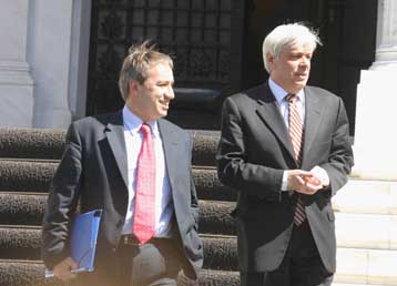 Δεν «αγγίζει» την κυβέρνηση η έκρηξη των βουλευτών, λένε οι υπουργοί