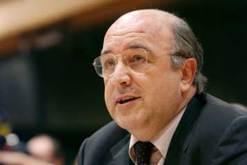 Την προδικαστική διαδικασία κατά της Ελλάδος για τα ελλείμματα κινεί η Επιτροπή