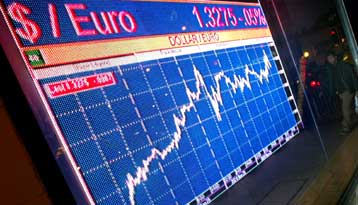 Στα ύψη το ευρώ την Τετάρτη, πριν σταθεροποιηθεί κάτω από το 1,33 δολάρια