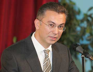 Κόντρα ΠΑΣΟΚ και κυβέρνησης για τις συνεντεύξεις στην επιλογή συμβασιούχων