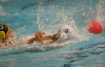 Σοβαρά επεισόδια στον αγώνα πόλο Ολυμπιακού-Πανιωνίου, τραυματισμοί και κλοπές