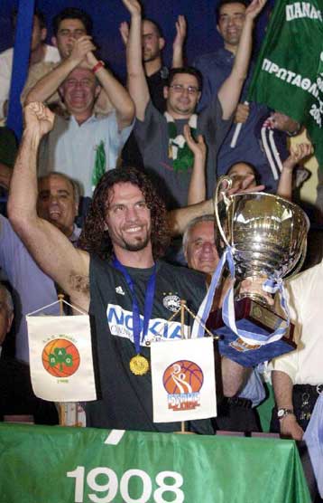 Η «πράσινη» δυναστεία επέβαλε το νόμο της στο ελληνικό μπάσκετ και το 2004