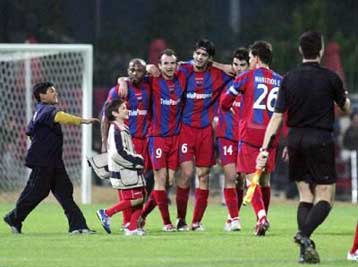 Αστεία χαρακτήρισε τα σχόλια περί πονηρού αποτελέσματος ο Βαζάκας-Ύμνοι για Μάντζιο