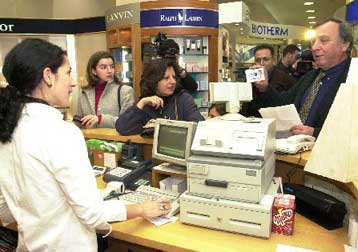 Το ΣΔΟΕ ενεργοποιεί η κυβέρνηση για ελέγχους στην αγορά εν όψει Χριστουγέννων