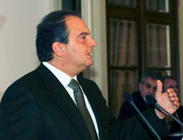 Πυροσβεστική ομιλία Καραμανλή προς υπουργούς, βουλευτές και συνδικαλιστές στην ΚΕ