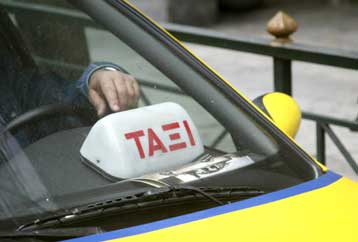 «Χειρόφρενο» στα ταξί το Σάββατο – Διαφωνία Λιάπη με ΣΑΤΑ