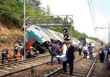 Σιδηροδρομικό ατύχημα με 78 τραυματίες στη νότια Ιταλία