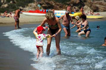 Δικαίωμα άδειας με αποδοχές έχουν οι μισθωτοί που δεν έχουν «κλείσει» 12 μήνες εργασίας