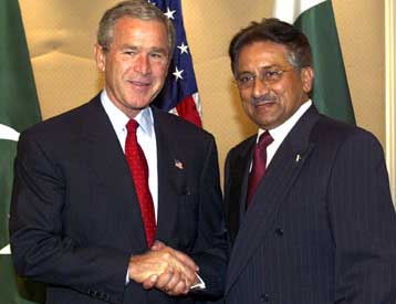 Η αντιμετώπιση της τρομοκρατίας αντικείμενο της συνάντησης Μπους – Μουσάραφ