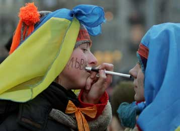 Σε επαγρύπνηση καλεί τη διεθνή κοινότητα ο Γιουστσένκο εν όψει των ουκρανικών εκλογών