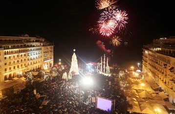 Αναψαν το χριστουγεννιάτικο δέντρο και το καραβάκι της Θεσσαλονίκης