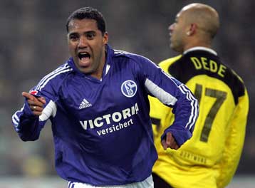 Η Σάλκε συνεχίζει το σερί της, η «Λάουτερν» την άνοδό και η Ντόρτμουντ την κατηφόρα