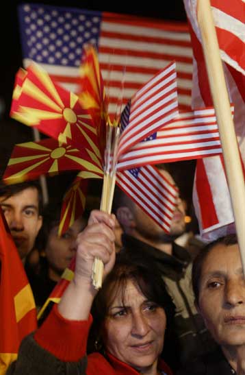 Οι ΗΠΑ αναγνωρίζουν μονομερώς την ΠΓΔΜ ως «Δημοκρατία της Μακεδονίας»