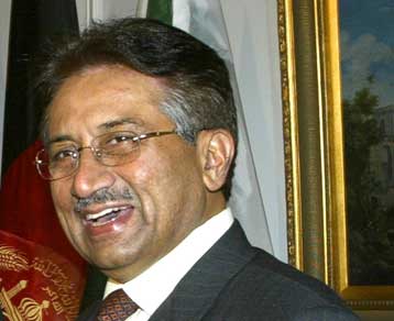 Ο πόλεμος κατά της τρομοκρατίας έκανε τον κόσμο λιγότερο ασφαλή, δήλωσε ο Μουσάραφ