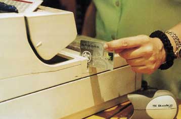 Οι ηλεκτρονικές πληρωμές ξεπέρασαν τις επιταγές στις ΗΠΑ