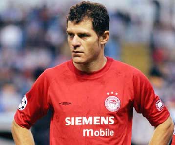 Με στόχο ένα γκολ κόντρα στη Λίβερπουλ αναχώρησε η αποστολή του Ολυμπιακού