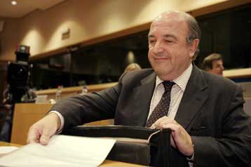 Ανεπαρκή θεωρεί η Κομισιόν τα μέτρα του προϋπολογισμού για τη μείωση του ελλείμματος