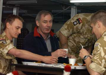 «Θερμή» υποδοχή του Βρετανού υπουργού Αμυνας Τζεφ Χουν που επισκέπτεται τη Βασόρα