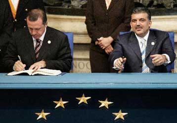 Κλιμακώνεται η διπλωματική εξόρμηση της Τουρκίας εν όψει της Συνόδου Κορυφής της ΕΕ