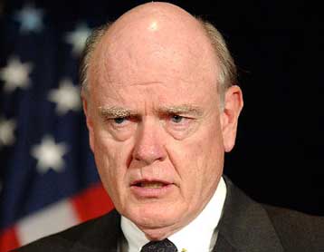 Παραμένει στην κυβέρνηση Μπους ο υπουργός Οικονομικών, αποχωρεί ο υπουργός Βετεράνων