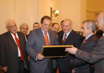 Από τη Μόσχα το πρώτο δημόσιο «όχι» Καραμανλή σε πρόωρη προσφυγή στις κάλπες