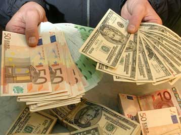 Ενίσχυση του δολαρίου έναντι του ευρώ την Πέμπτη