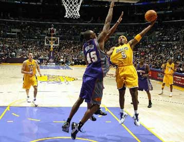 «Έλαμψαν» οι Σανς και μέσα στο Λος Αντζελες με νίκη 113-110 επί των Λέικερς