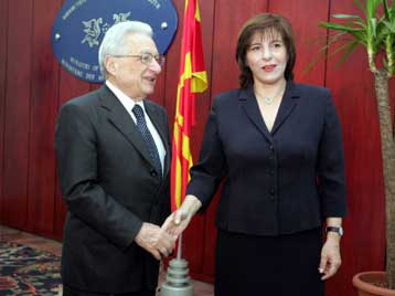 Συνάντηση Μολυβιάτη με την ΥΠΕΞ της ΠΓΔΜ στο περιθώριο της Συνόδου του ΝΑΤΟ