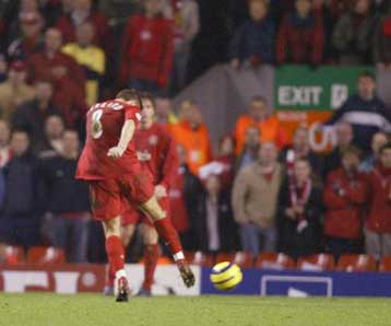 Ο Τζέραρντ θα μείνει στη Λίβερπουλ και ο Φιλ Νέβιλ θέλει να ανανεώσει με τη Μάντσεστερ