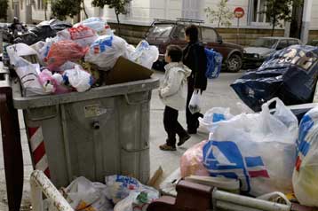 Έλυσαν την απεργία τους οι εργαζόμενοι στην καθαριότητα μετά τη συνάντηση στο ΥΠΕΣ