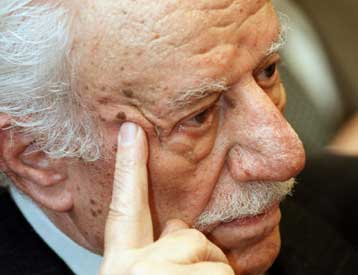 Ο αγώνας συνεχίζεται γιατί έρχονται νέες περιπέτειες, λέει ο Χαρίλαος Φλωράκης