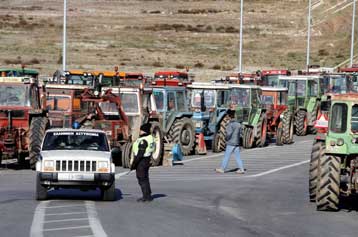 Έξι αγρότες κλήθηκαν σε απολογία για τα μπλόκα