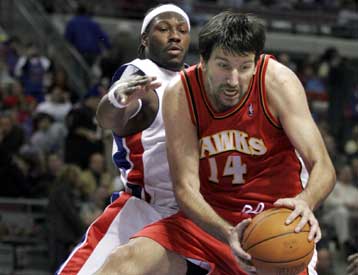 Μεγάλη εκτός έδρας νίκη των Χοκς επί των πρωταθλητών του ΝΒΑ Πίστονς