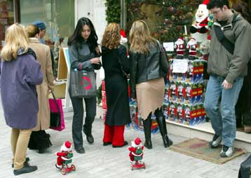 Σε εφαρμογή το εορταστικό ωράριο των καταστημάτων