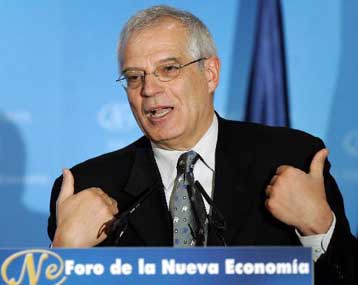 Η τουρκική κοινωνία δεν αλλάζει μόνο με διατάγματα, υπογραμμίζει ο Χοσέ Μπορέλ