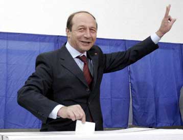 Δεύτερος γύρος των προεδρικών εκλογών διεξάγεται στη Ρουμανία