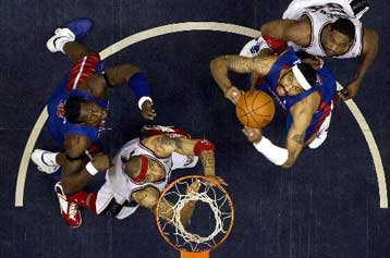 Το Ντάλας 102-78 το Χιούστον με πρωταγωνιστές τους Φίνλεϊ και Νοβίτζκι