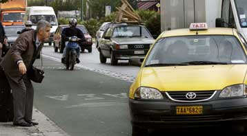 «Χειρόφρενο» τραβούν τα ταξί σε όλη τη χώρα την Πέμπτη