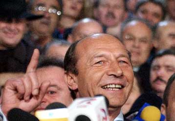 Η προεδρία της Ρουμανίας στα χέρια του αντιπολιτευόμενου Τραϊάν Μπασέσκου