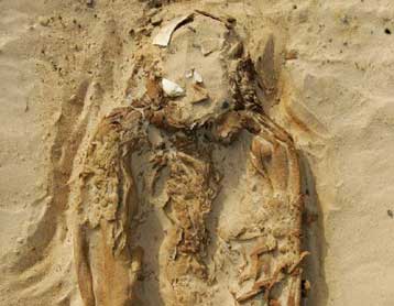 Μούμια των ρωμαϊκών χρόνων ανακάλυψαν Αιγύπτιοι αρχαιολόγοι