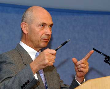 Η Γαλλία προτείνει τον Πασκάλ Λαμί για επικεφαλής του Παγκόσμιου Οργανισμού Εμπορίου