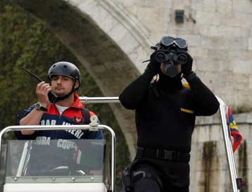 Ενώπιον της Δικαιοσύνης οι Ιταλοί αστυνομικοί για τα επεισόδια στη Γένοβα το 2001