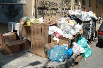 Αντιμέτωπη με σωρούς απορριμμάτων και πάλι η Αττική