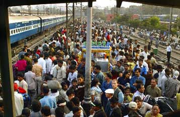 Πενήντα νεκροί και 150 τραυματίες σε σιδηροδρομικό δυστύχημα στην Ινδία