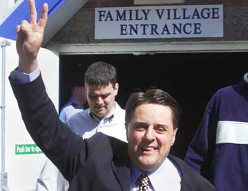 Συνελήφθη από την αστυνομία ο ηγέτης του ακροδεξιού Βρετανικού Εθνικού Κόμματος